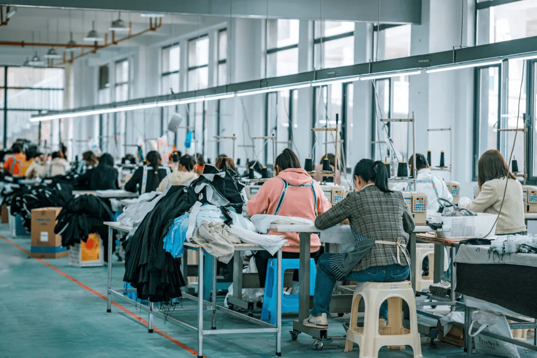 急招900多人！昭通鎮(zhèn)雄紡織服裝產(chǎn)業(yè)園正式投產(chǎn)，帶動日用品銷售新機(jī)遇